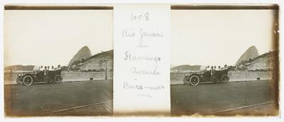 Automóvel na avenida Beira-Mar, morro do Pão de Açúcar ao fundo