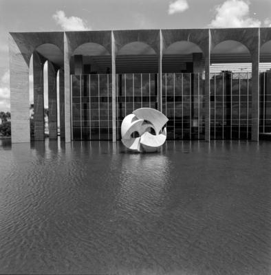 "O Meteoro", escultura de Bruno Giorgi