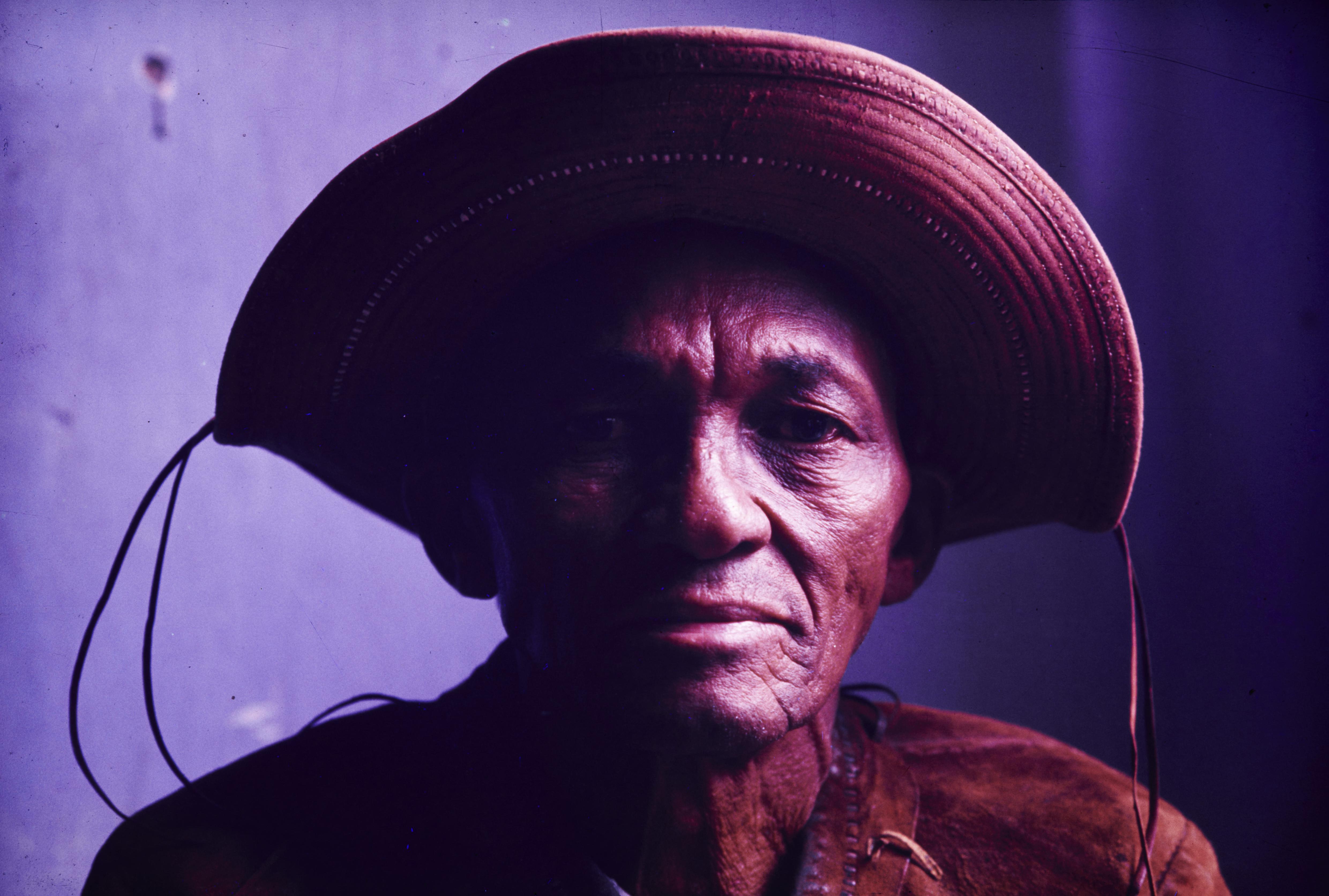 Série Sertões - Vaqueiro descansa após vaquejada