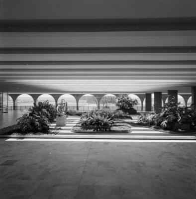 "O Canto da Noite", escultura de Maria Martins, no Salão Nobre