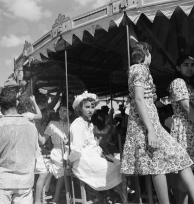 Romeiros em parque de diversões