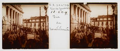 Cavalaria e civis em frente ao Palácio Tiradentes, no dia da Constituinte de 1934