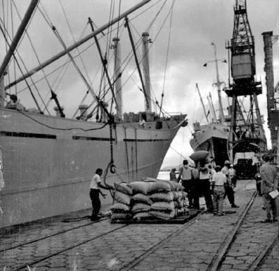 Desembarque de carga no Porto de Santos