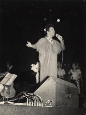 Elizeth Cardoso ao microfone