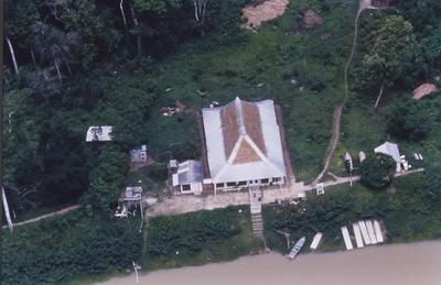 Casa em meio à vegetação