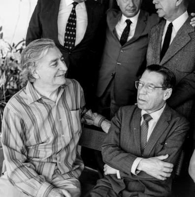 Burle Marx, de camisa listrada, no Sítio Burle Marx, na ocasião da visita de Pablo Neruda