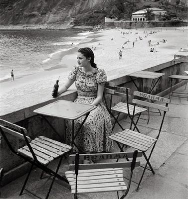 A cantora Dulce Nunes em lanchonete na Praia Vermelha