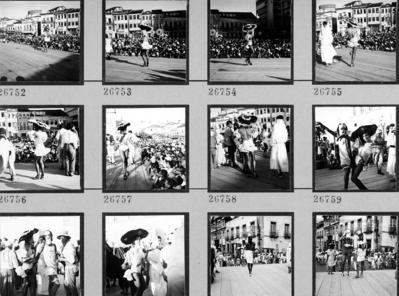 Homem fantasiado de mulher no carnaval