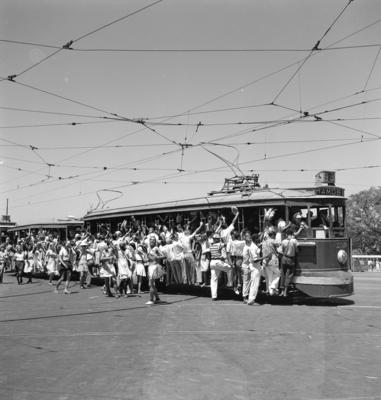 Bonde no carnaval lotado de foliões