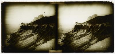 Avenida Niemeyer; ao fundo, a Pedra da Gávea