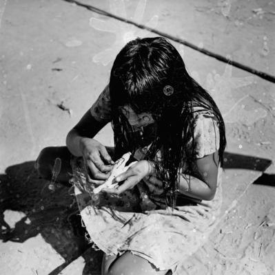 Mulher do povo Karajá confeccionando bonecas de cerâmica chamadas Ritxòkò