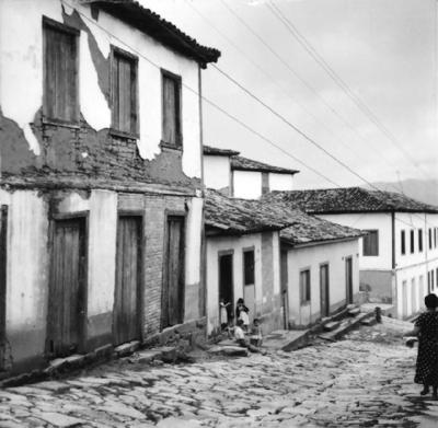 Aspectos de Congonhas, casario com criança