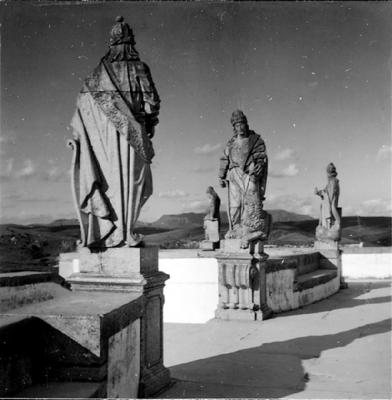 Profeta Daniel (no meio)