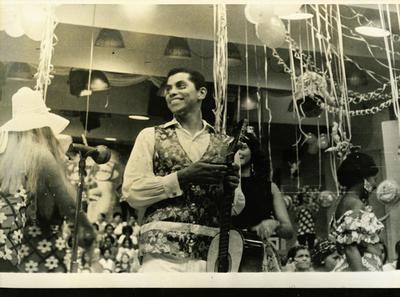 Paulinho da Viola com o violão