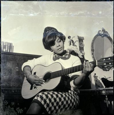 Elza Soares ao violão