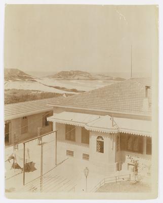 Residência da família Barreira Vianna; ao fundo, a Pedra do Arpoador