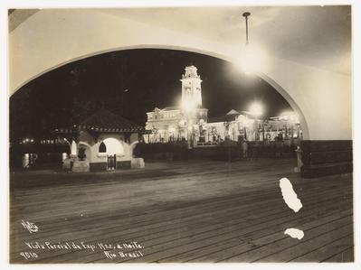 Vista parcial do Pavilhão das Indústrias, noturna, da Exposição Internacional de 1922
