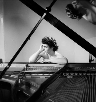 Isabel Mourão ao piano