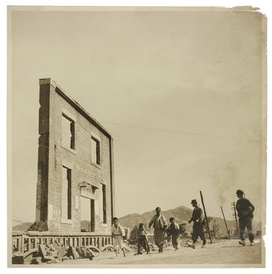 Civis sul-coreanos retornam à cidade de Seul em ruínas