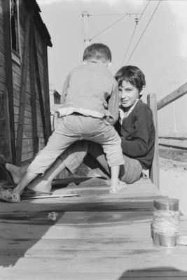 Sidney e Adilson brincando nos vagões