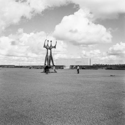 "Os Candangos" ou "Os Guerreiros", escultura de Bruno Giorgi. Ao fundo, o Museu Histórico de Brasília