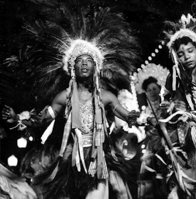 Desfile de caboclinhos no carnaval pernambucano