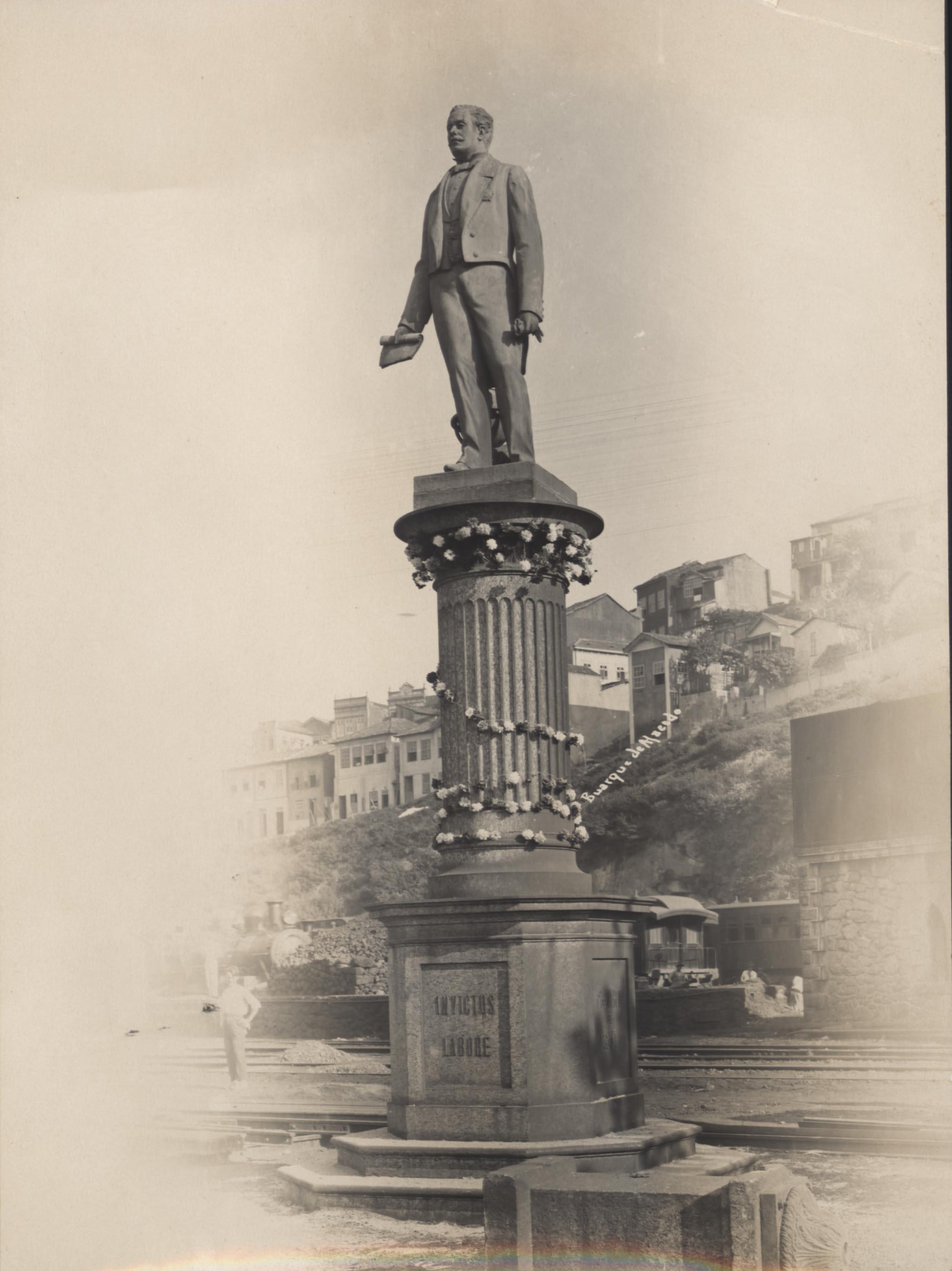 Estátua de Buarque de Macedo