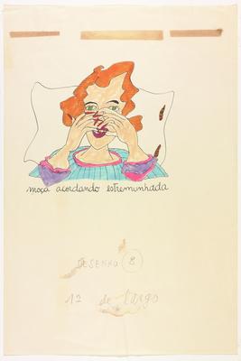 Moça acordando estremunhada