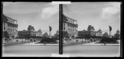 Praça Floriano vista do Teatro Municipal; à esquerda, a Biblioteca Nacional e o Supremo Tribunal Federal (atual Centro Cultural da Justiça Federal)