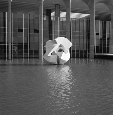 "O Meteoro", escultura de Bruno Giorgi, no Palácio dos Arcos ou Palácio Itamaraty