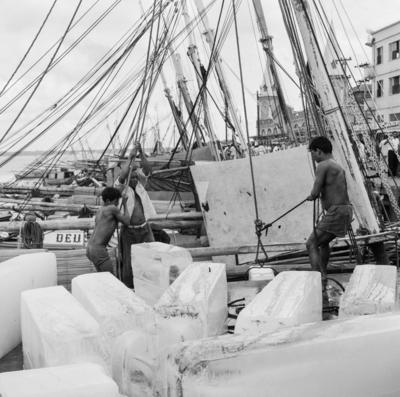 Rio Guamá, pescadores em barco