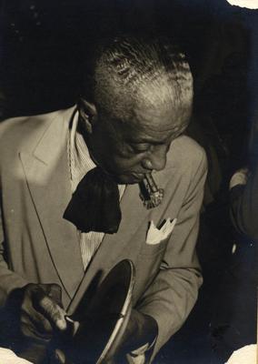 João da Baiana tocando prato-e-faca