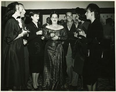 Linda Batista entre colegas do rádio