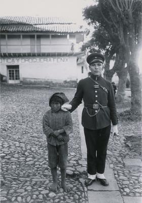Policial arrastando menino