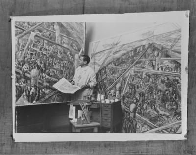 Lasar Segall, em frente à obra "Navio de Imigrantes"