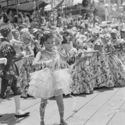 Crianças desfilando em agremiações carnavalescas