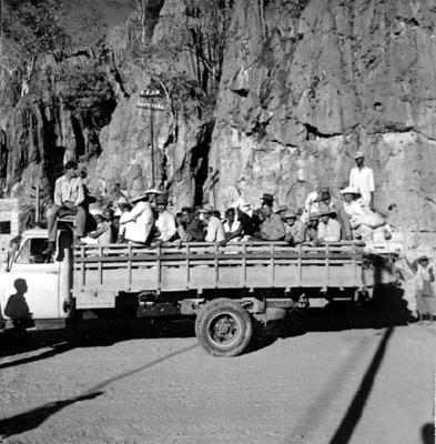 Chegada de romeiros em caminhão