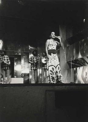 Elizeth Cardoso ao microfone