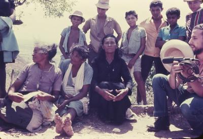 Romeiros. Eduardo Escorel com microfone, à direita