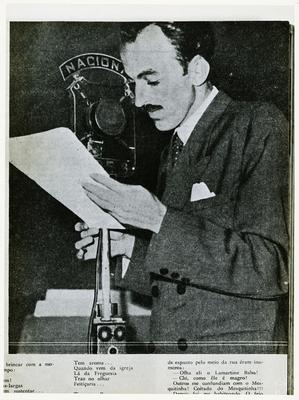 Lamartine Babo ao microfone (reprodução de periódico)