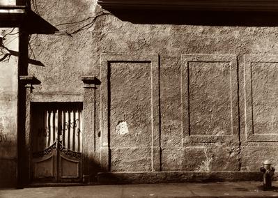 Fachada de imóvel com porta e janelas lacradas