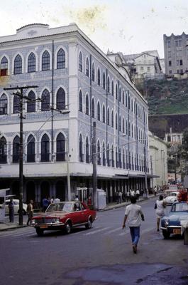 Edificação na Praça Visconde de Cairu