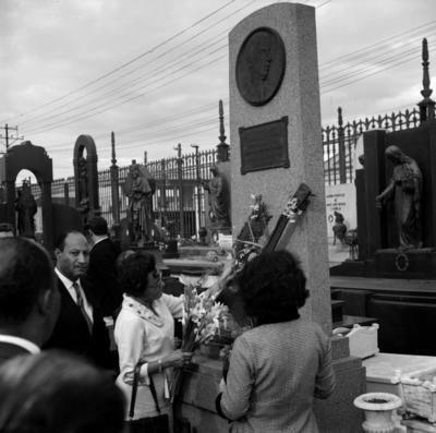Visita ao túmulo de Noel Rosa, no Dia do Compositor, Cristóvão de Alencar (à esquerda, olhando para a câmera) e Lindaura de Medeiros Rosa (de roupa branca), entre outros