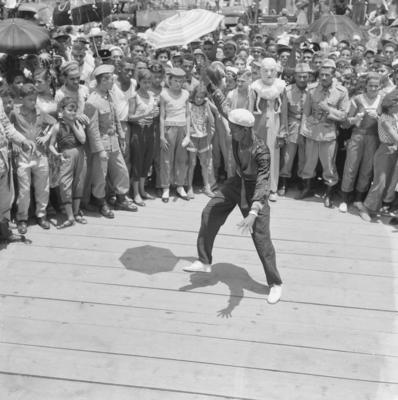 Passista de frevo no carnaval de rua de Recife