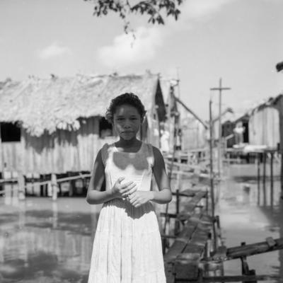 Vila da Barca, palafitas flutuantes, criança