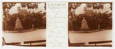 Fonte Adriano Ramos Pinto - Fonte da Juventude; ao fundo, Igreja de Nossa Senhora da Glória do Outeiro