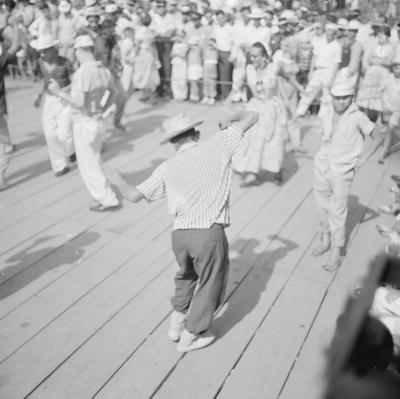 Passista de frevo no carnaval de rua de Recife