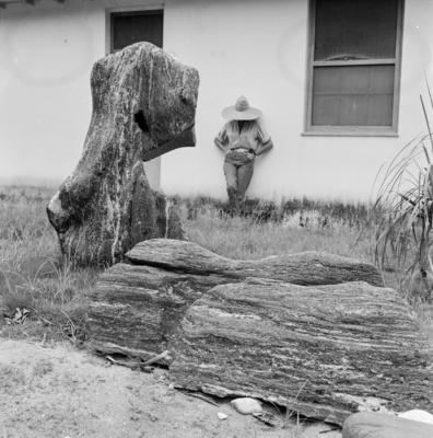 Mulher posando no Sítio Burle Marx