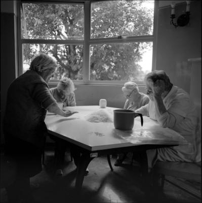 Mulheres escolhendo arroz, na casa de idosos Ondina Lobo