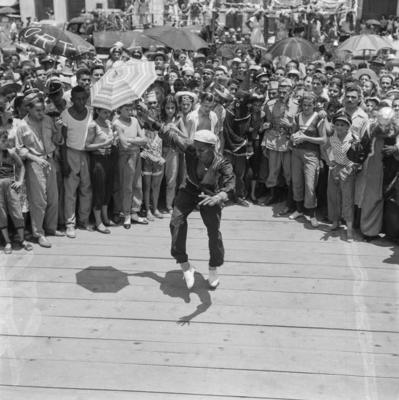 Passista de frevo no carnaval de rua de Recife